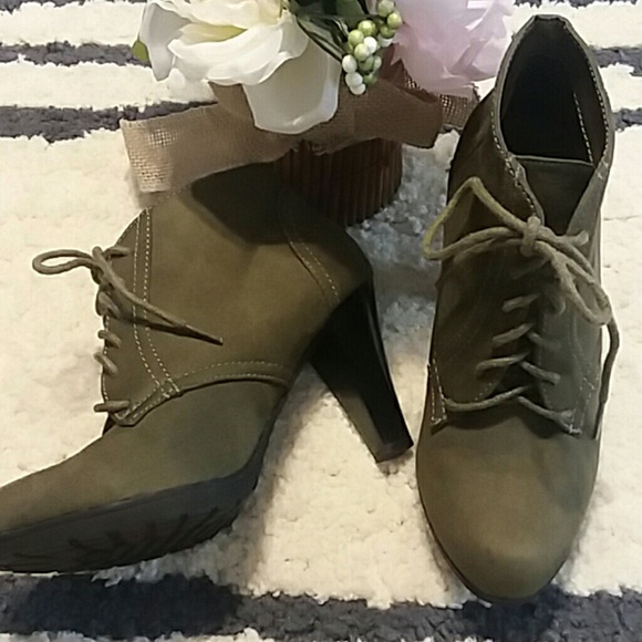 Rialto size 6M Olive Green Suede Booties - Picture 6 of 8